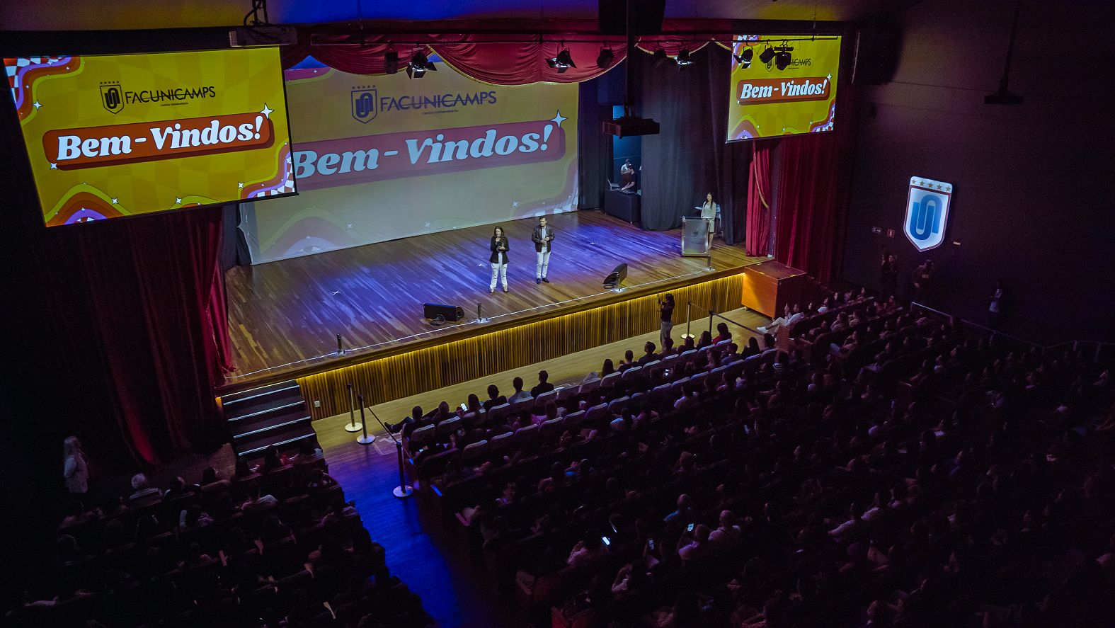 Facunicamps dá as boas-vindas aos calouros de 2025 com evento retrô