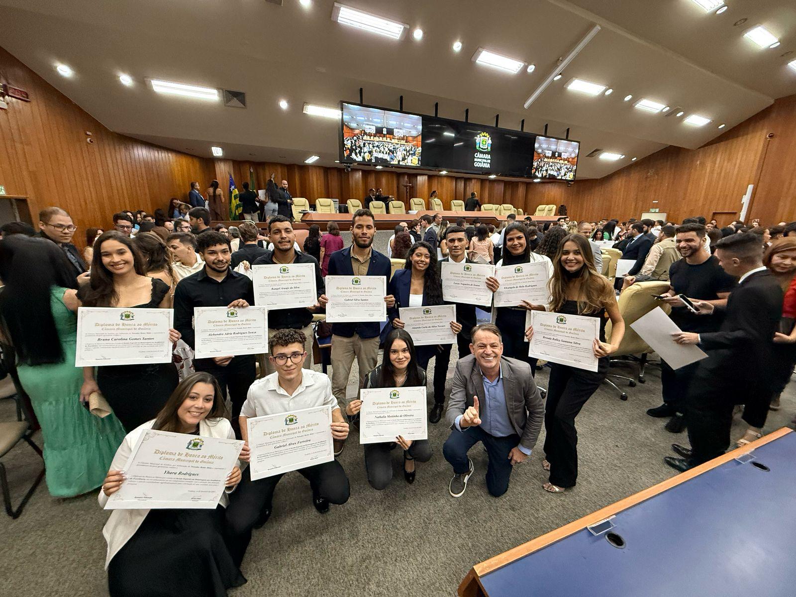 Facunicamps Celebra Excelência Acadêmica em Homenagem na Câmara Municipal de Goiânia