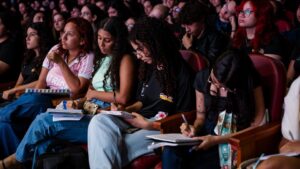 Qual a melhor forma de fazer anotações em aula? (Spoiler: não é copiar o slide inteiro!)