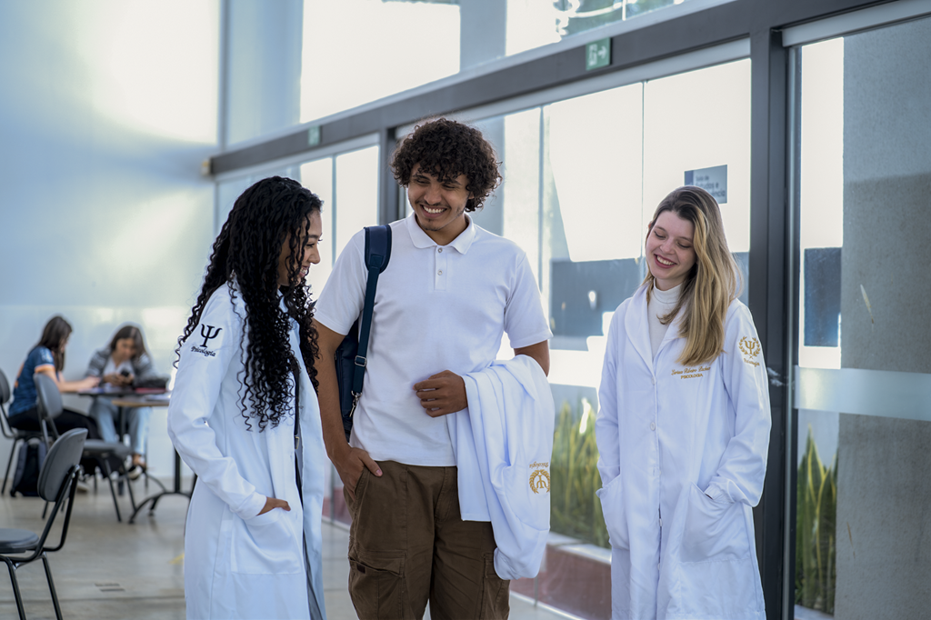 Estudantes da Facunicamps em ambiente acadêmico
